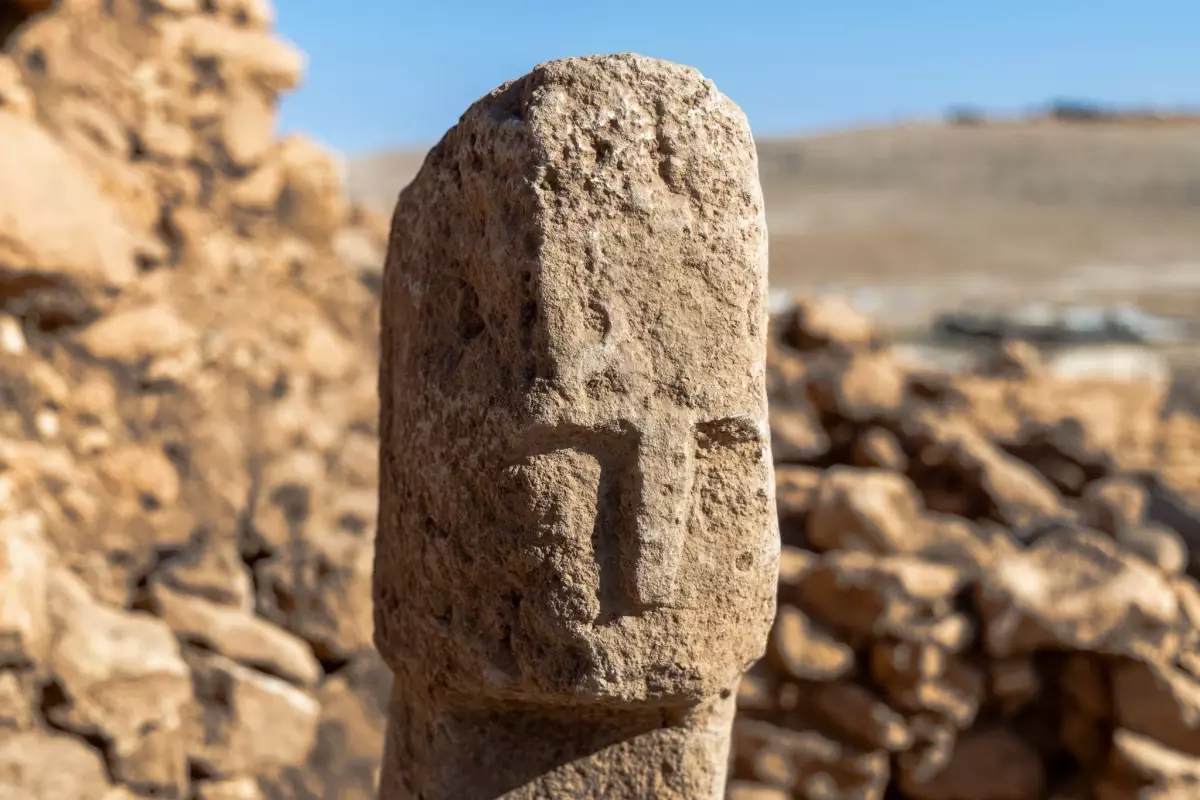 Karahantepe\'de İlk İnsan Yüzlü Dikilitaş Bulundu