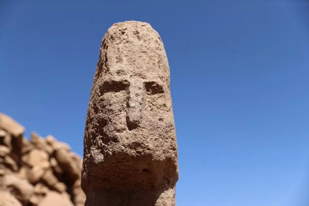 Karahantepe\'de İnsan Yüzlü Dikilitaş Bulundu