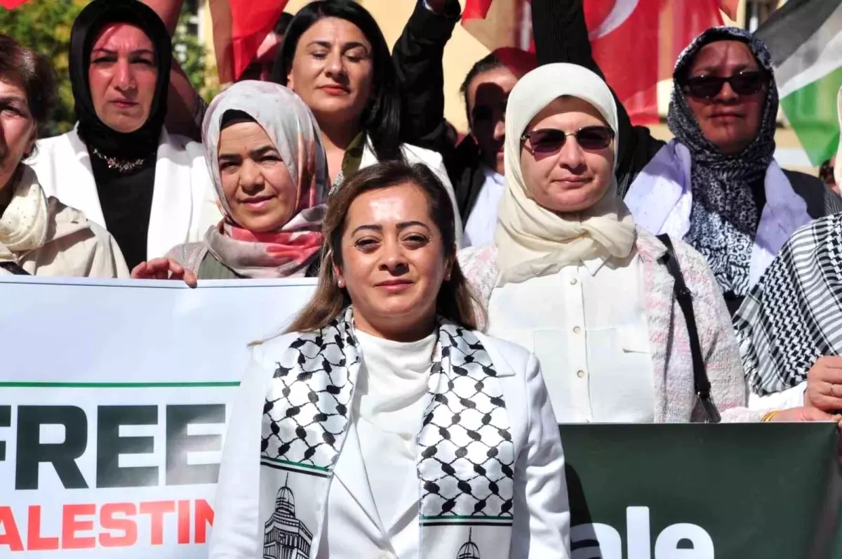 Kars\'ta AK Parti Kadın Kolları\'ndan "Gazze için sessiz çığlık"
