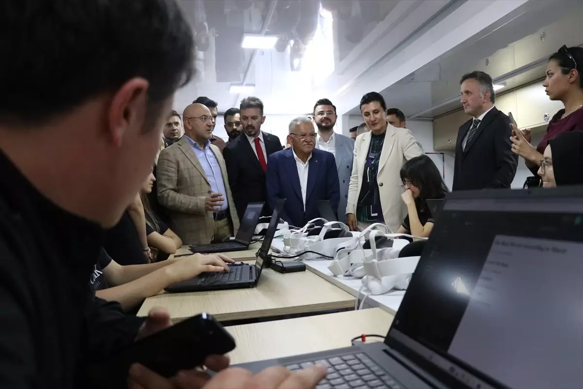Kayseri\'de Mobil Dijital Gençlik Merkezi Açıldı