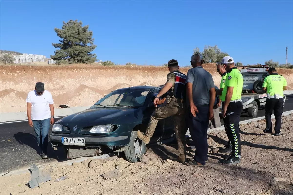Kilis\'te Otomobil Devrildi: 2 Yaralı