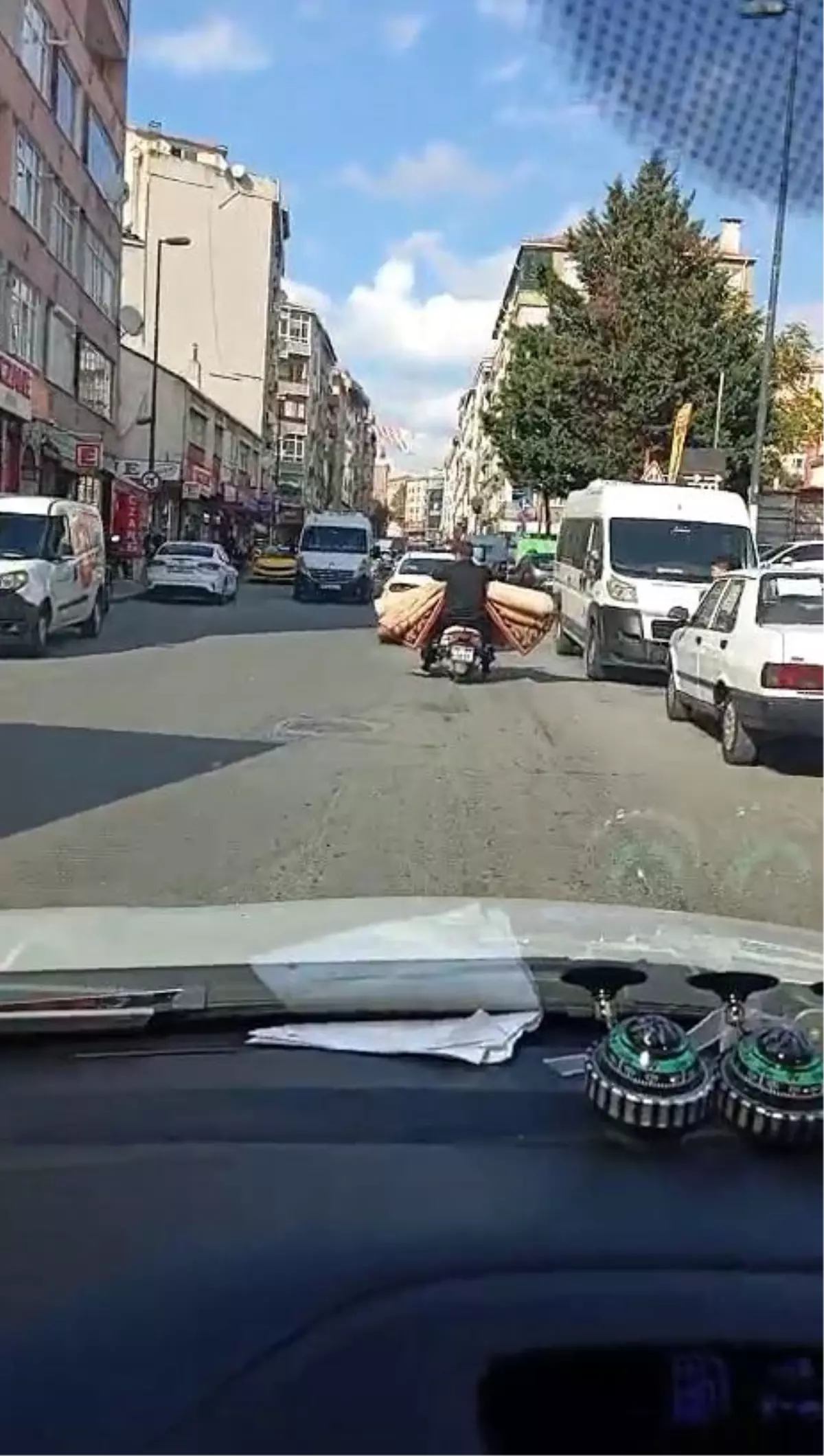 Motosikletle Halı Taşıma Tehlikesi