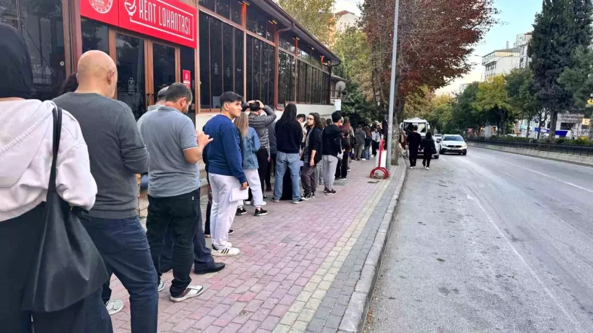 Bilecik\'te Öğrenciler Bilkart İçin Uzun Kuyruklar Oluşturdu