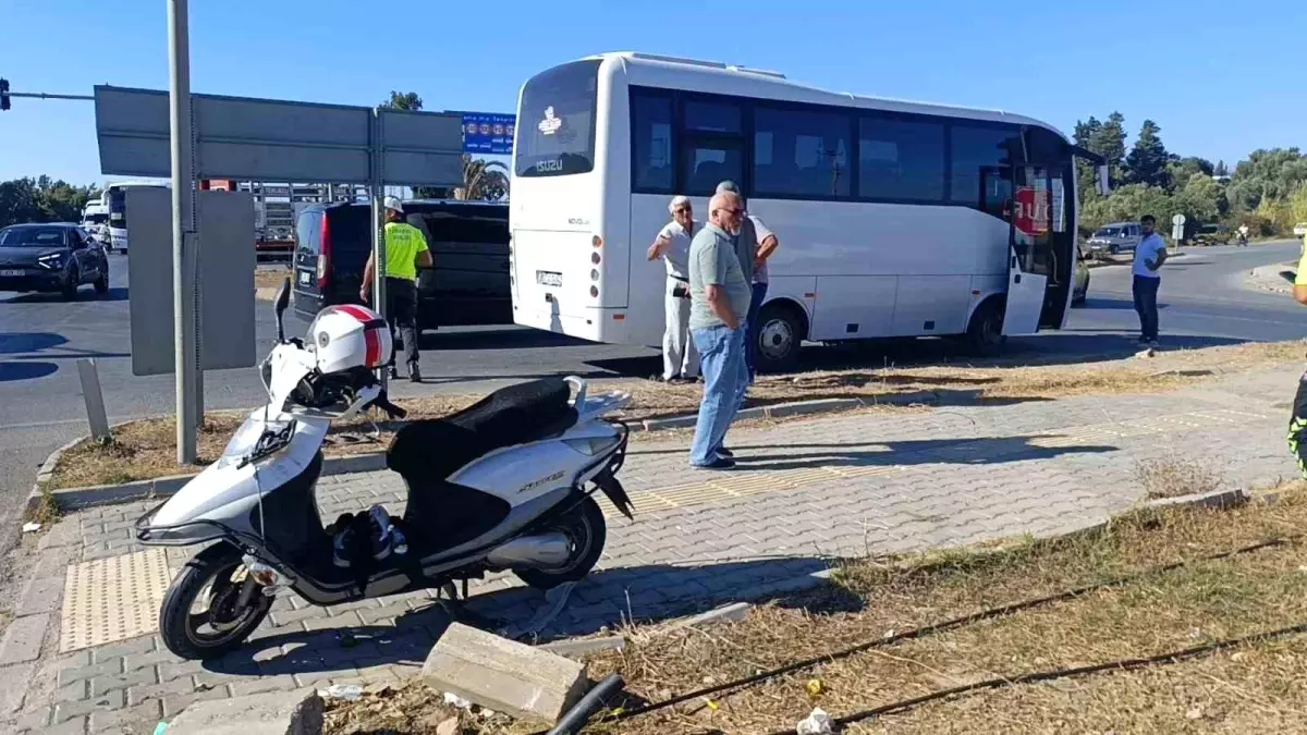 Manavgat\'ta Motosiklet Midibüsle Çarpıştı