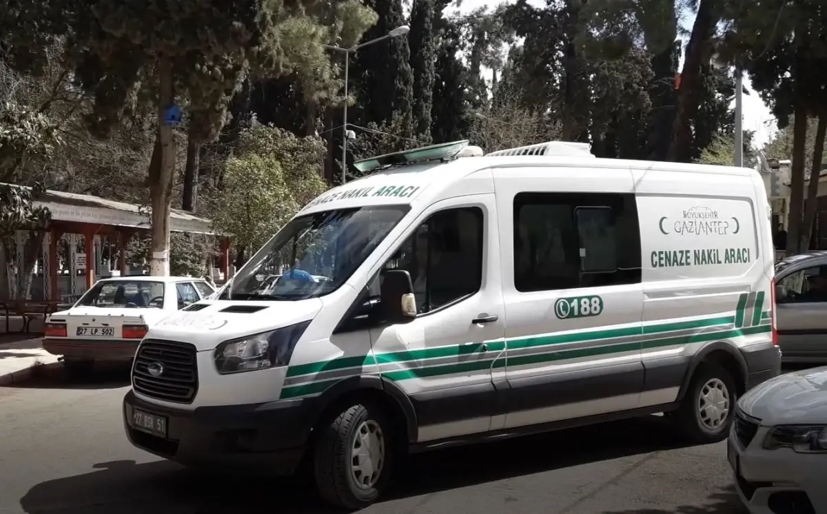 Uygunsuz davranan sevgilileri uyardı, motosiklet kaskıyla öldürdü