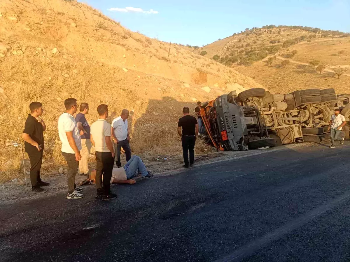 Siirt\'te Tır Devrildi, Sürücü Yaralandı