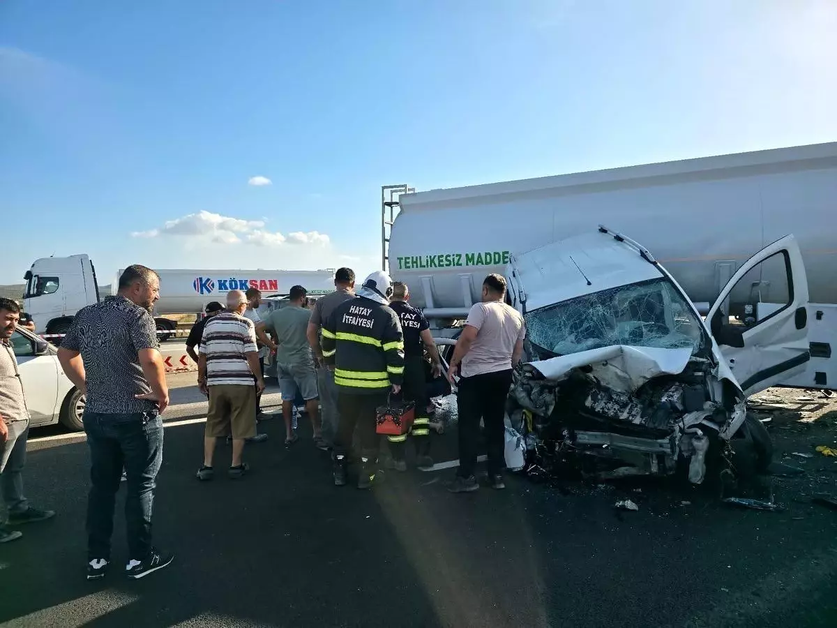 Hatay\'da Tankerle Çarpışan Araçta 3 Yaralı