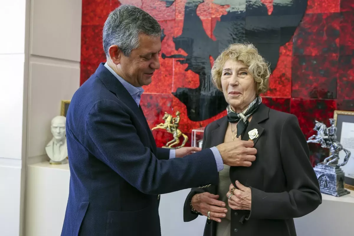 Ünlü yazar Ayşe Kulin, CHP\'ye üye oldu! Özel kendi rozetini taktı