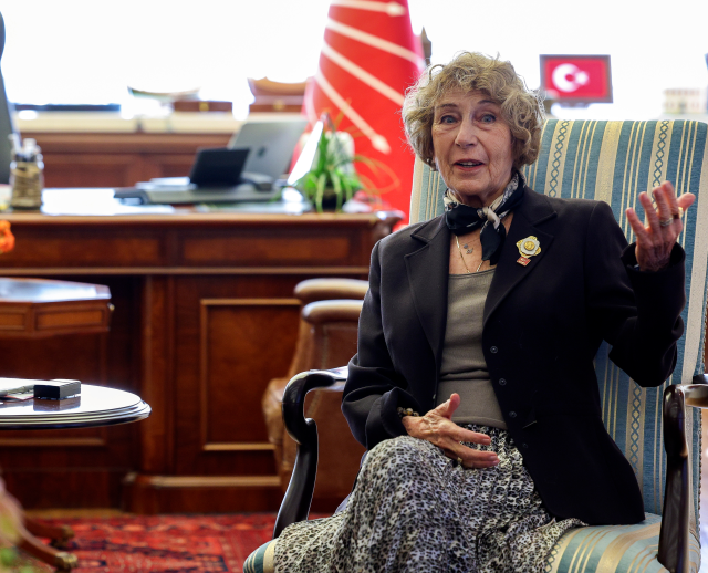 Ünlü yazar Ayşe Kulin, CHP'ye üye oldu! Özel kendi rozetini taktı