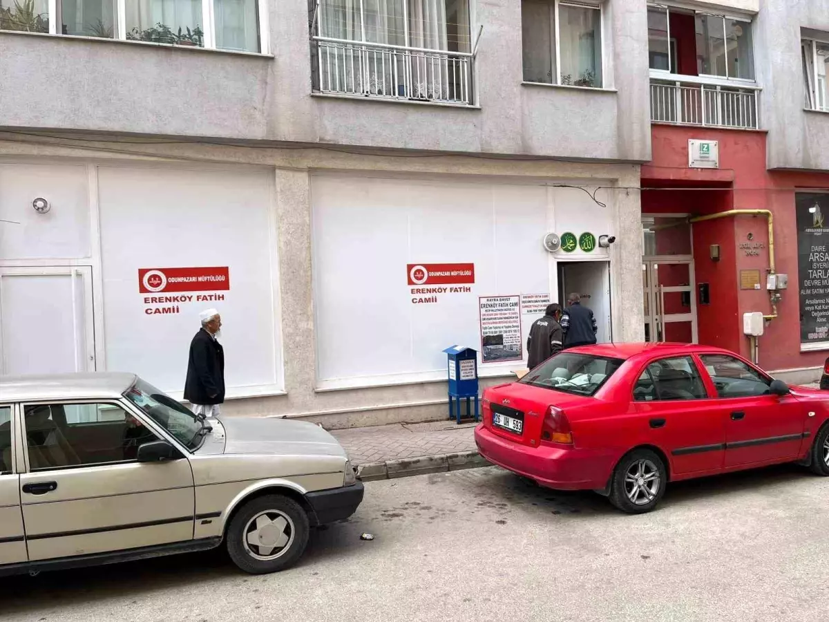 Eskişehir\'de Cami Geçici Olarak Apartmanda Açıldı
