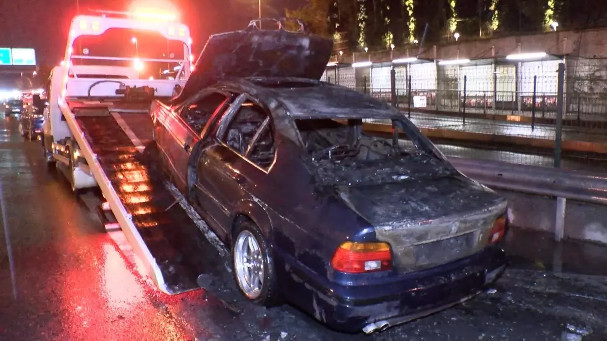 15 Temmuz Şehitler Köprüsü\'nde Yangın: Otomobil Alev Alev Yandı