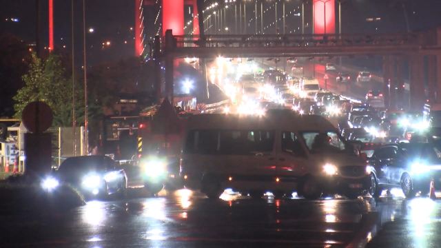 15 Temmuz Şehitler Köprüsü'nde Yangın: Otomobil Alev Alev Yandı 15 Temmuz Şehitler Köprüsü'nde Yangın: Otomobil Alev Alev Yandı