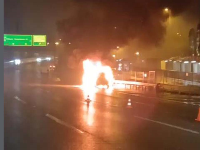15 Temmuz Şehitler Köprüsü'nde Yangın: Otomobil Alev Alev Yandı 15 Temmuz Şehitler Köprüsü'nde Yangın: Otomobil Alev Alev Yandı