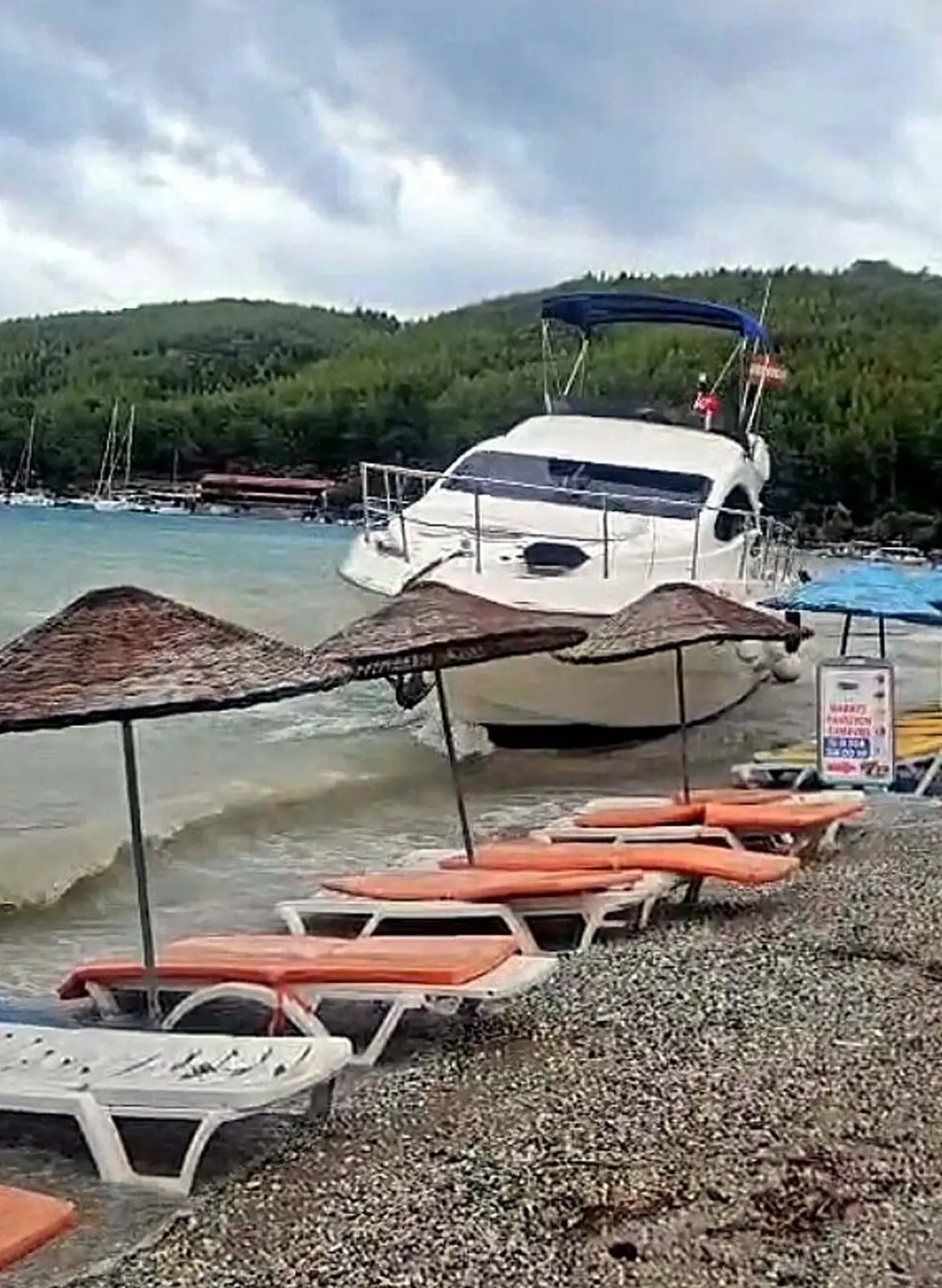 Gökova\'da Kuvvetli Lodos Motoryatı Karaya Oturttu
