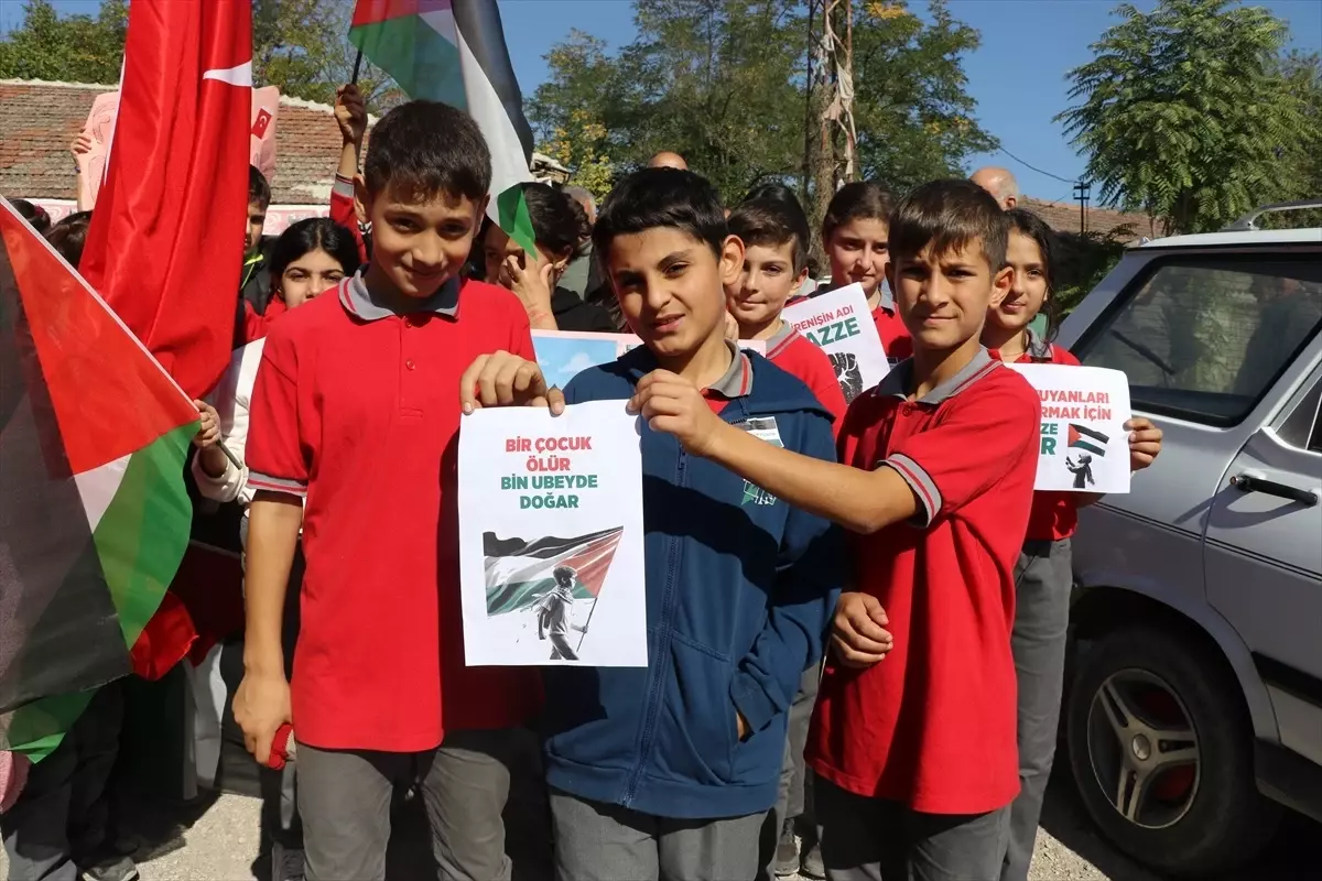 Amasya\'da köy okulu öğrencilerinden Filistin\'e destek yürüyüşü