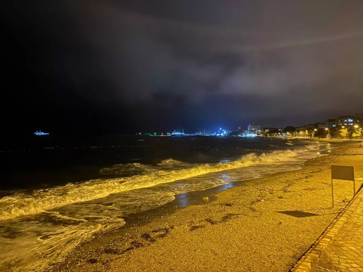 Erdek\'te Lodos Tekne ve Yelkenlileri Karaya Sürdü