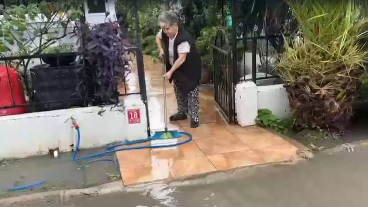 Edremit\'te Sağanak Yağış Cadde ve Sokakları Su Bastı