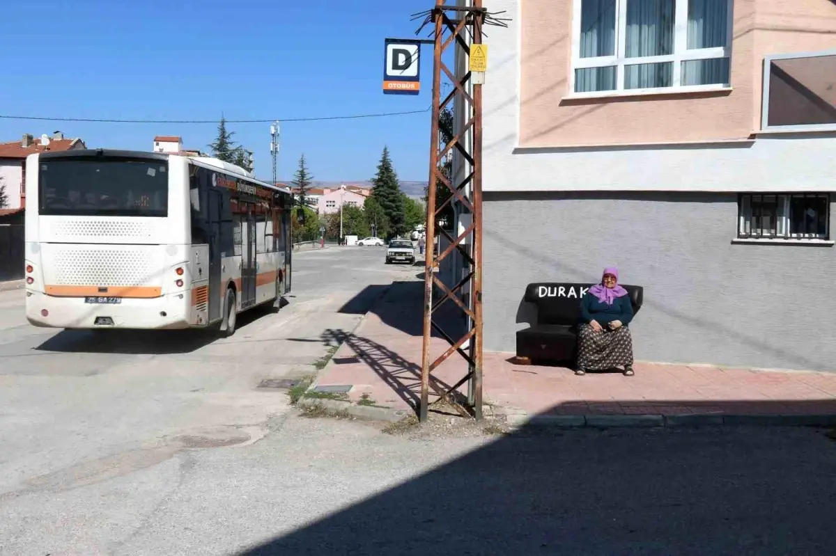 Eskişehir\'de Vatandaşlar Otobüs Durağına Koltuk Koydu