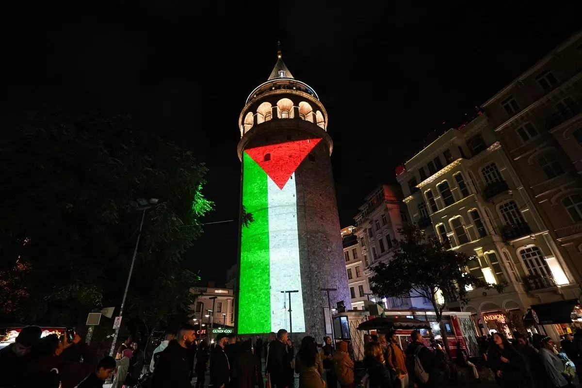 Galata Kulesi\'nde Filistin Bayrağı