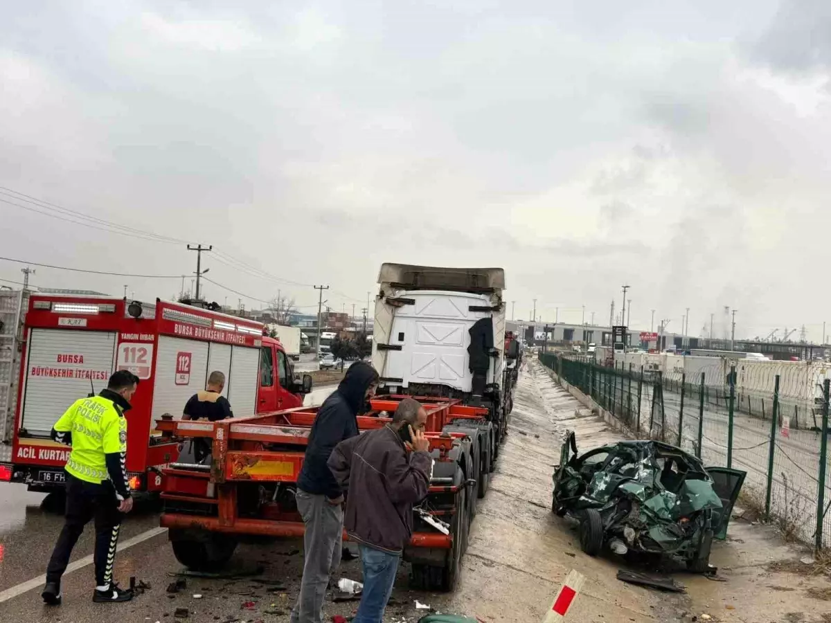 Gemlik\'te Otomobil Tıra Çarptı: Sürücü Ağır Yaralı