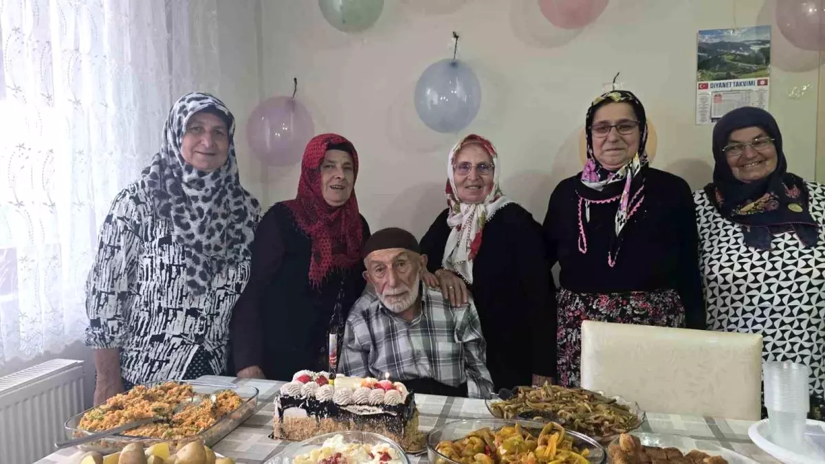 95 Yaşındaki Hasan Dede\'ye Esprili Doğum Günü Kutlaması