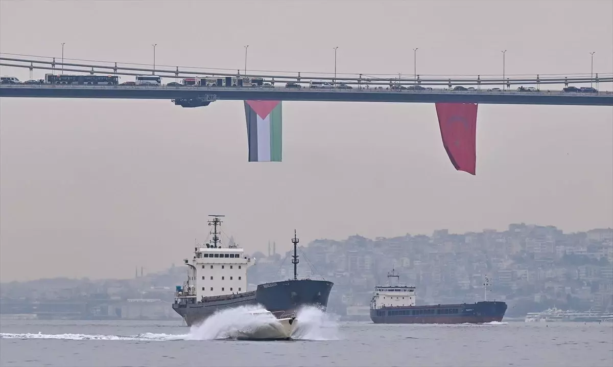 İstanbul Boğazı\'ndaki köprülere Filistin\'e destek için bayrak asıldı