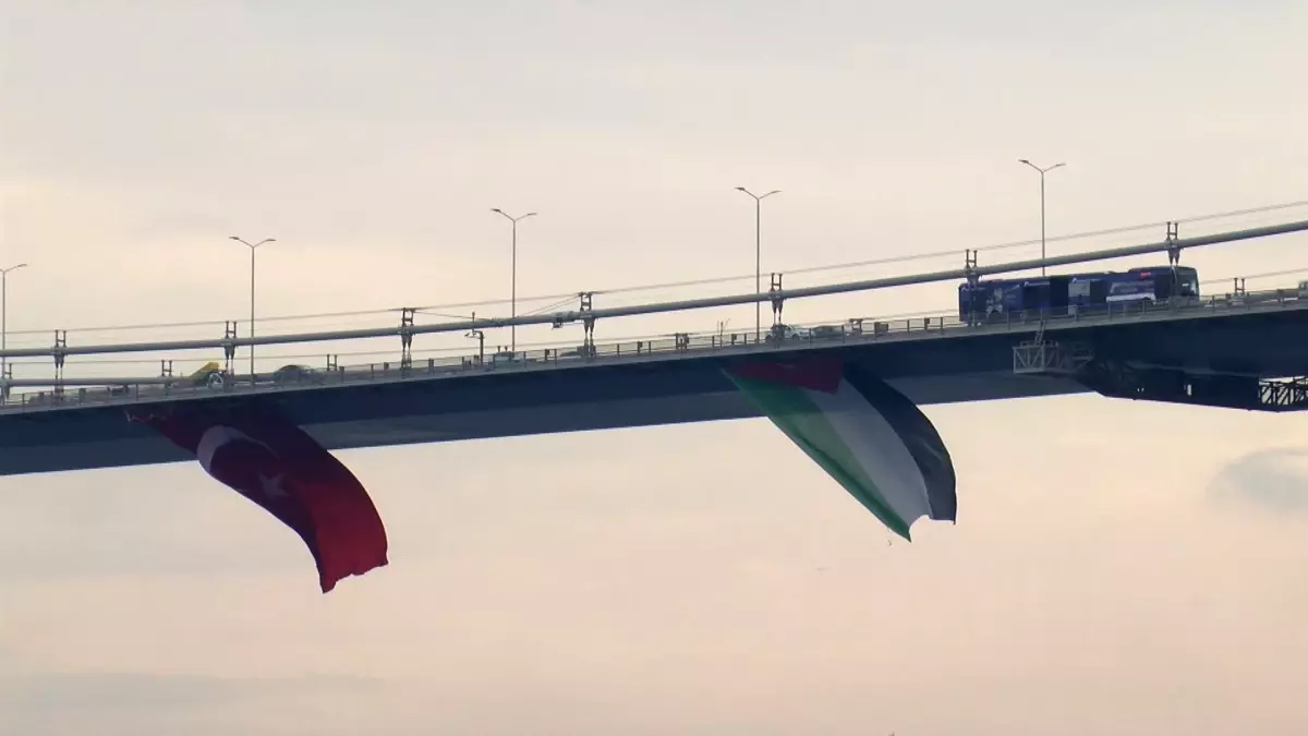 İstanbul Boğazı\'ndaki köprülere Filistin\'e destek için bayrak asıldı