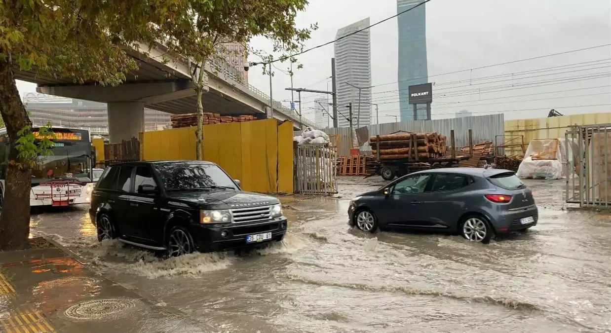 İzmir\'de Şiddetli Yağışlar Su Birikintilerine Neden Oldu