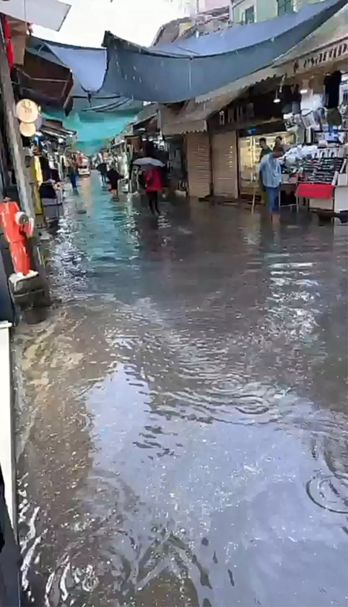 İzmir\'de sağanak yağış hayatı olumsuz etkiledi