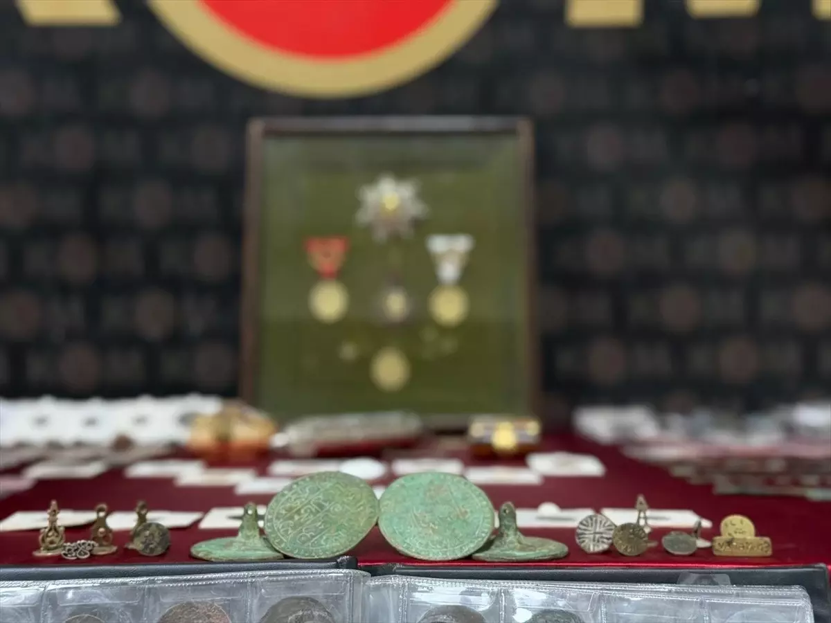 İzmir\'de Tarihi Eser Kaçakçılığı Operasyonu