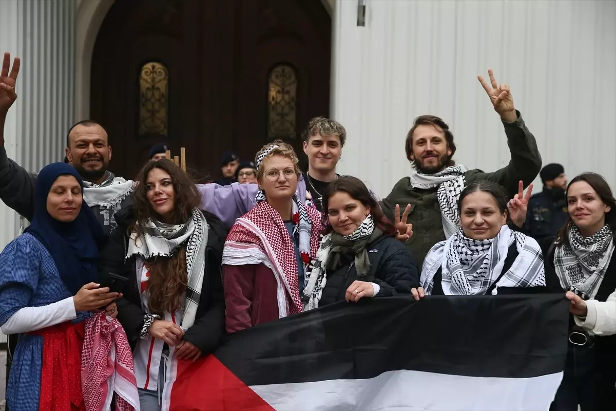 Avusturyalı Aktivistler, İsrail Saldırısını Protesto Etti