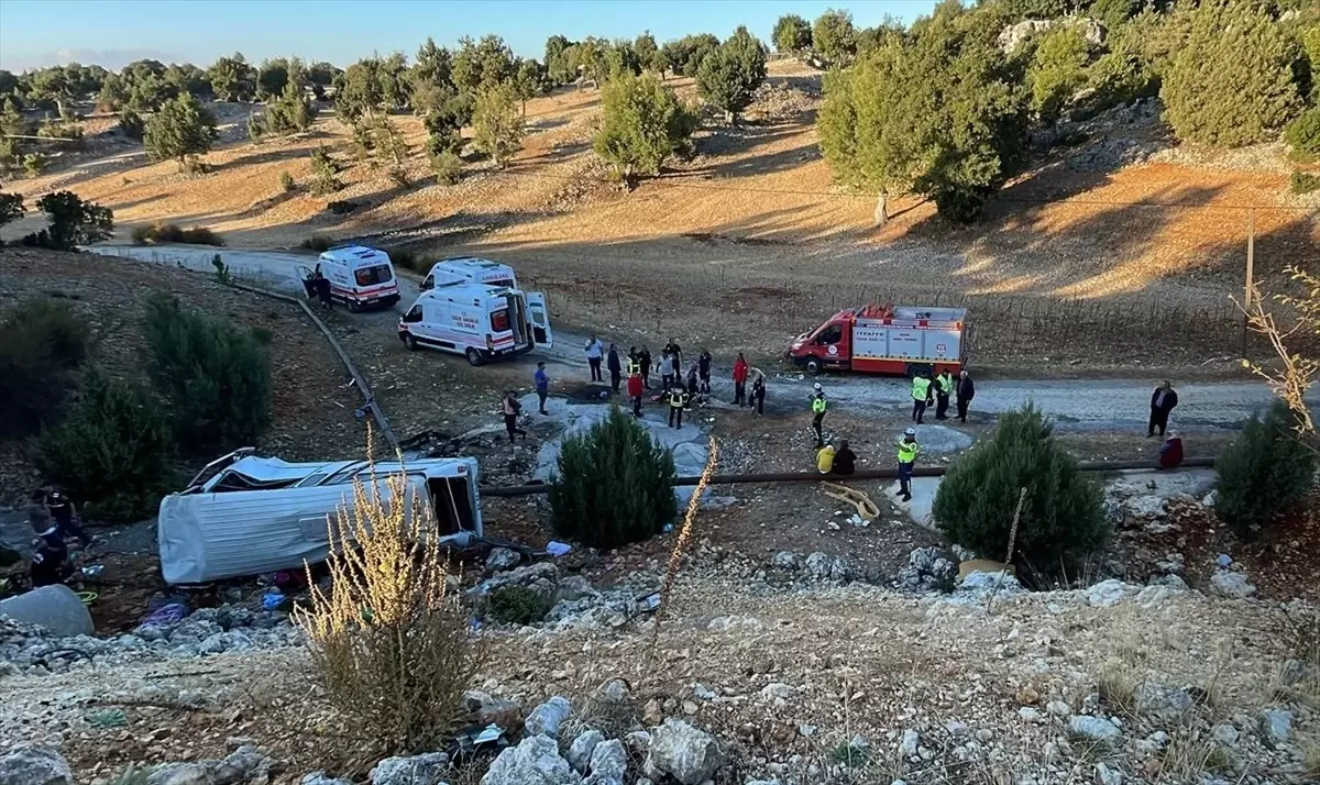 Mersin\'de Tarım İşçileri Minibüsü Devrildi: 5 Ölü