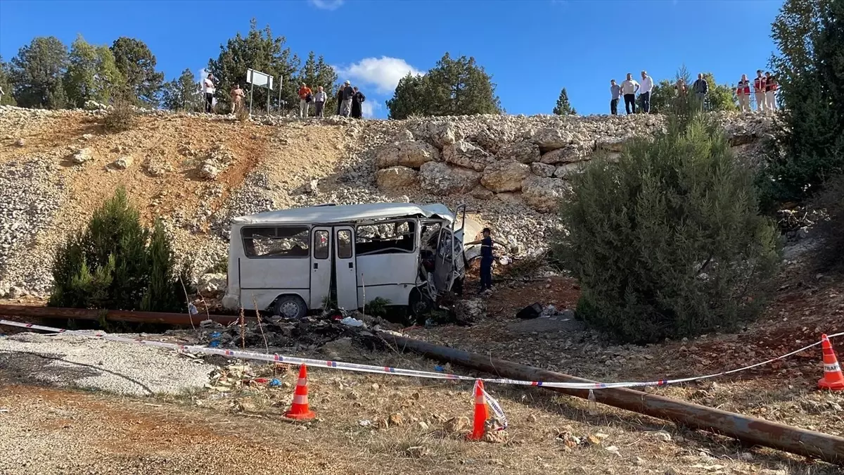 Mersin\'de Tarım İşçilerini Taşıyan Minibüs Kaza Yaptı
