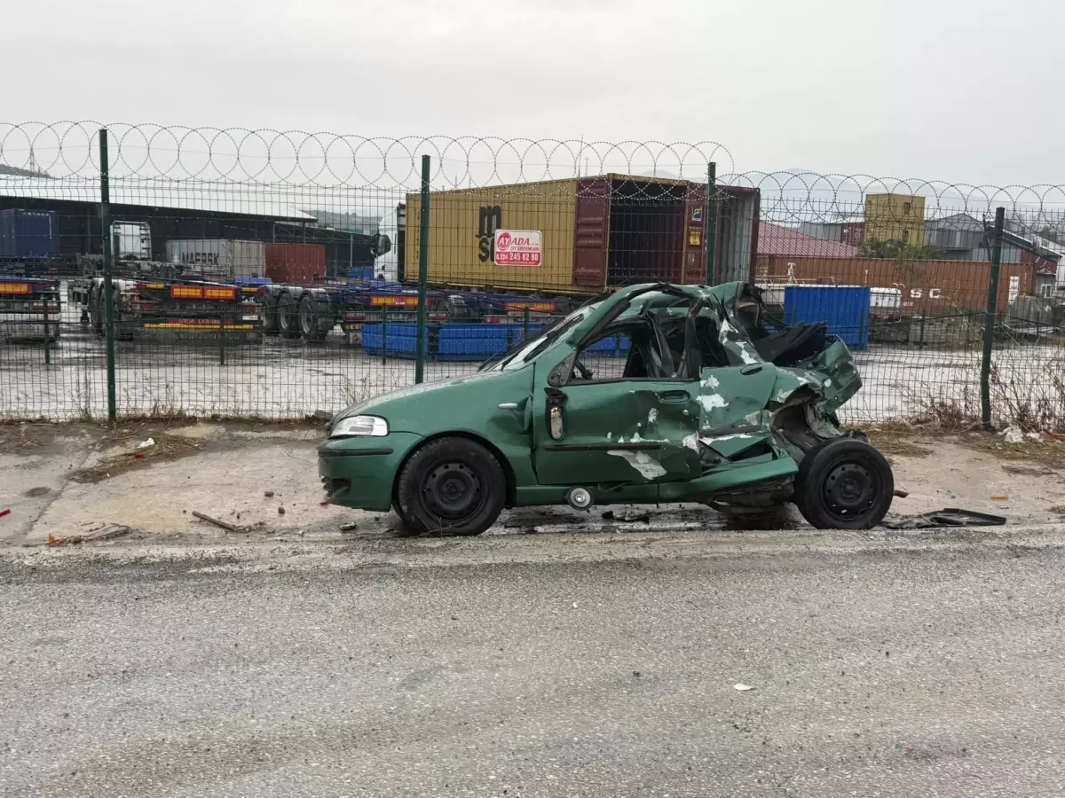 Gemlik\'te TIR\'a çarpan otomobilde sürücü ağır yaralandı