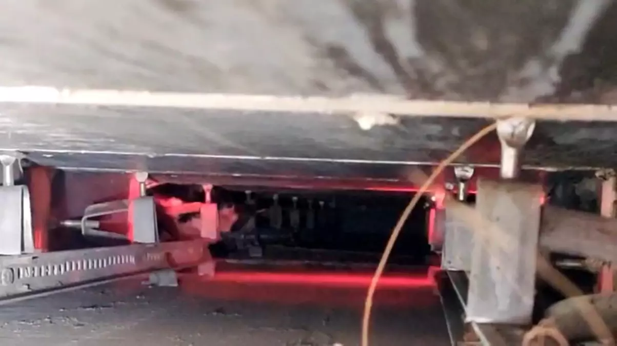 Reklam Panosuna Sıkışan Kedi İtfaiye Ekipleri Tarafından Kurtarıldı