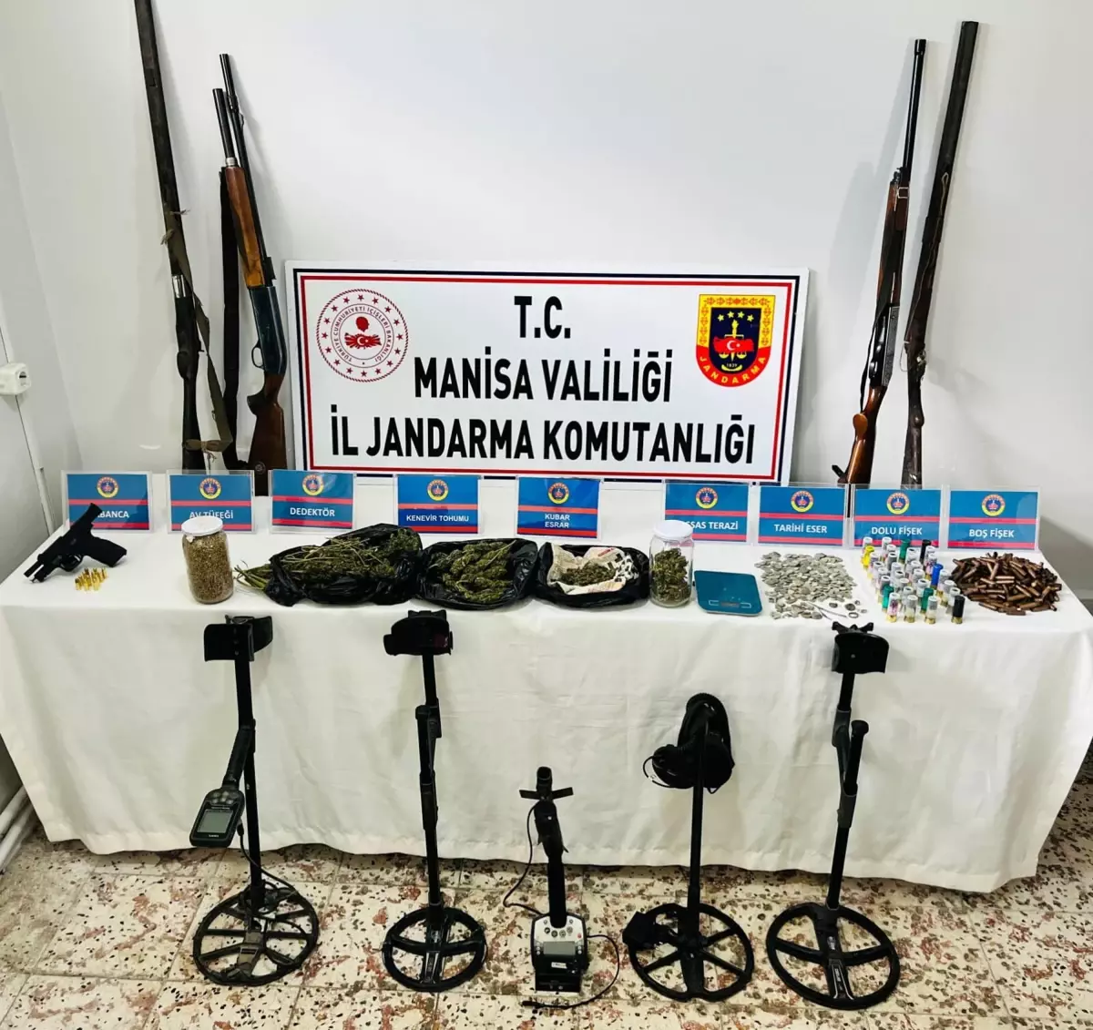 Salihli\'de Uyuşturucu ve Tarihi Eser Operasyonu