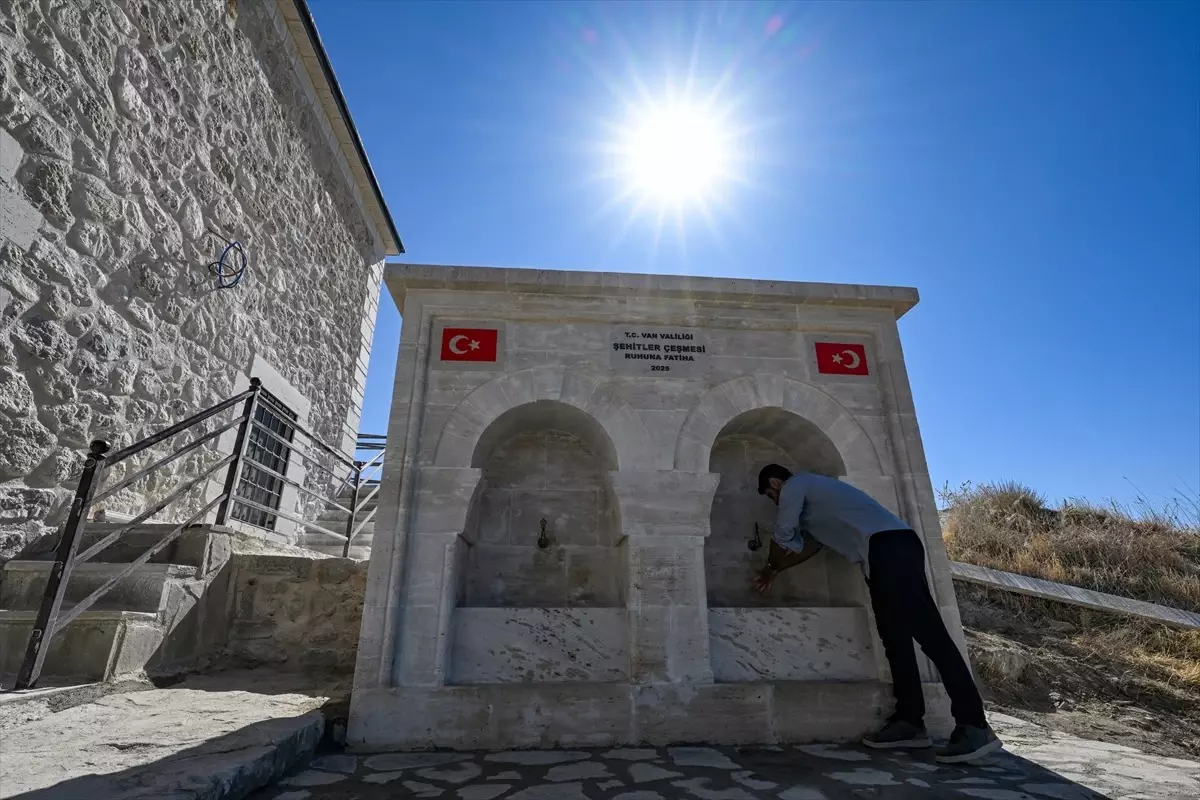 Süleyman Han Cami, Van Kalesi\'nin zirvesinde ziyaretçilerini ağırlıyor