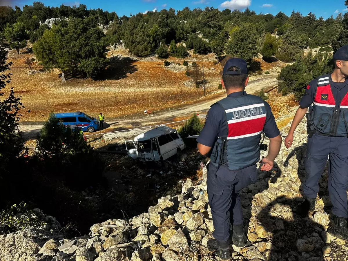 Mersin\'de Tarım İşçilerini Taşıyan Minibüs Kaza Yaptı