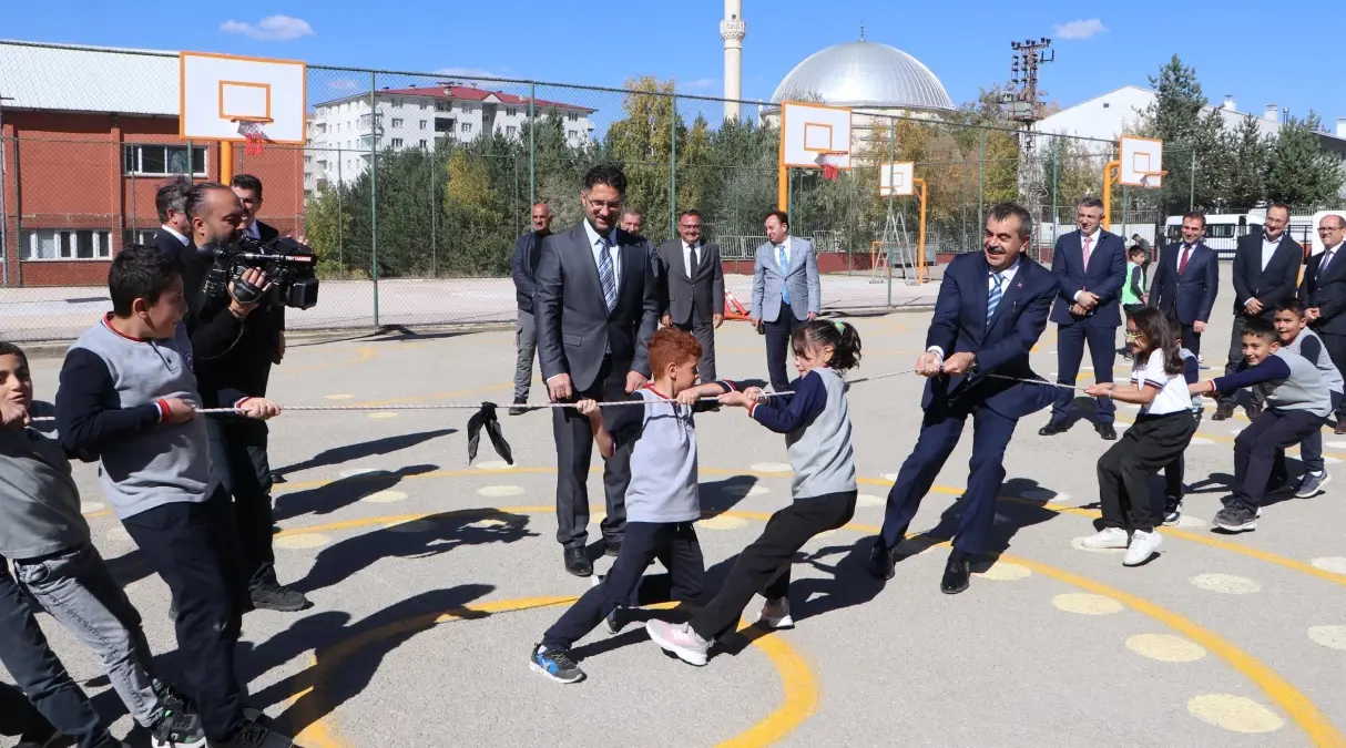 Bakan Tekin öğrencilerle yakantop oynayıp halat çekti