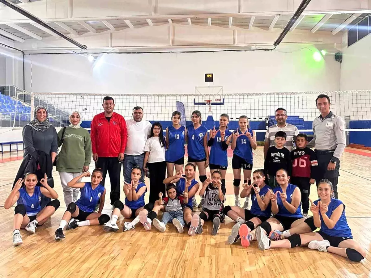 Tomarza Belediyespor Kız Voleybol Takımı\'ndan Ezici Galibiyet