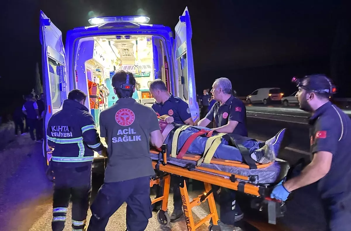 Kahta\'da Otomobil Şarampole Devrildi: 2 Yaralı