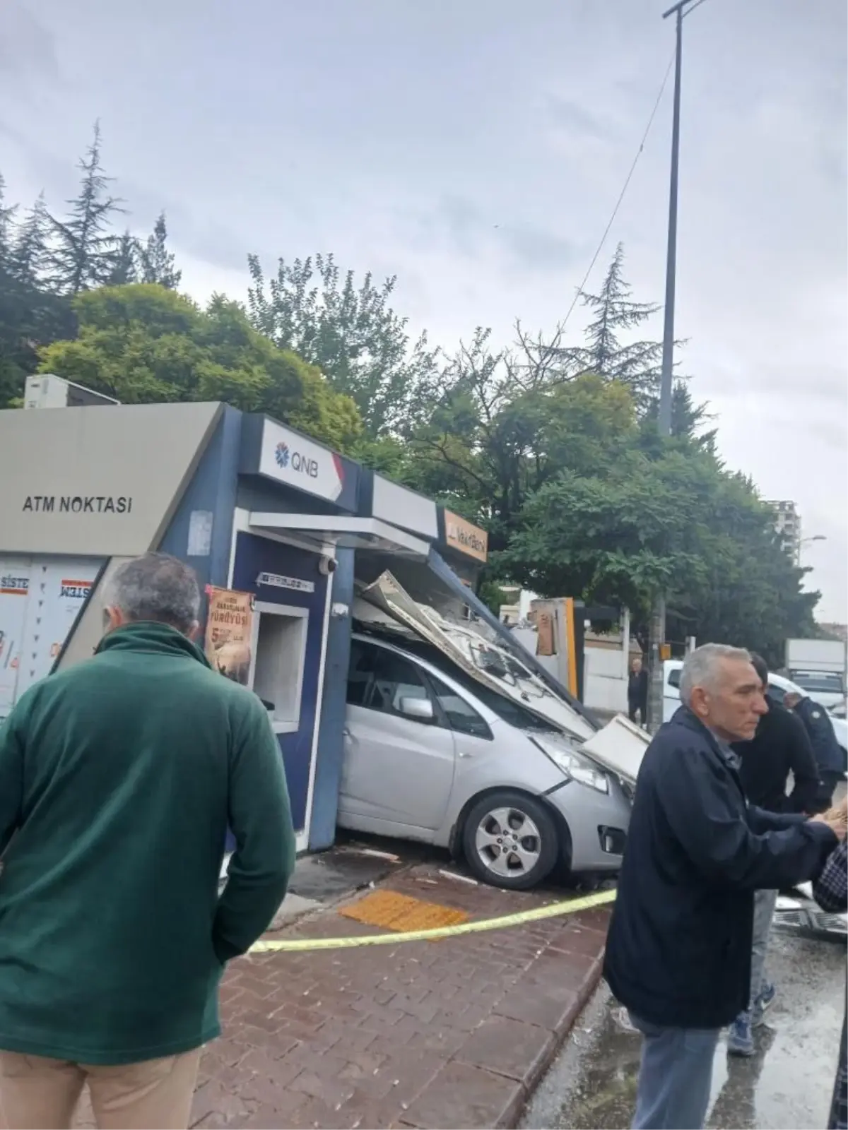 Yağmurda Kontrol Kaybı: Otomobil ATM\'ye Girdi