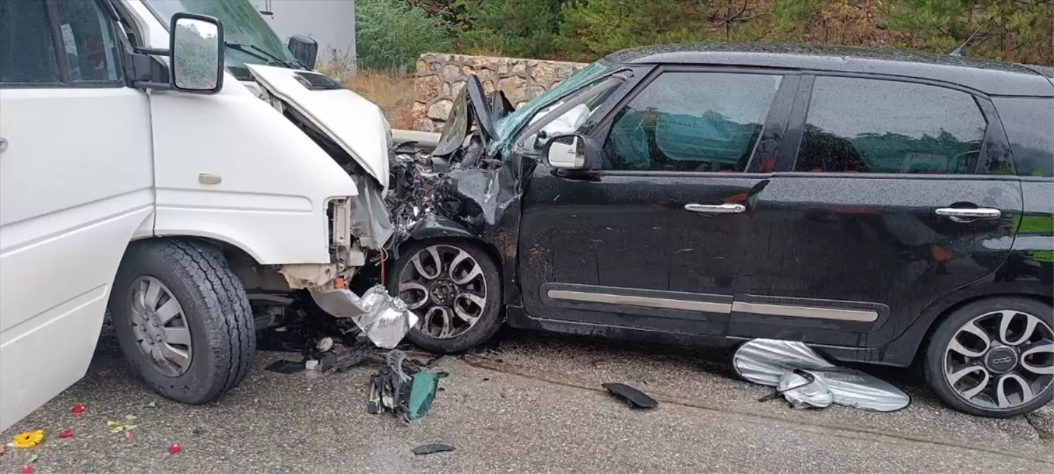 Mengen\'de Otomobil ve Minibüs Çarpıştı