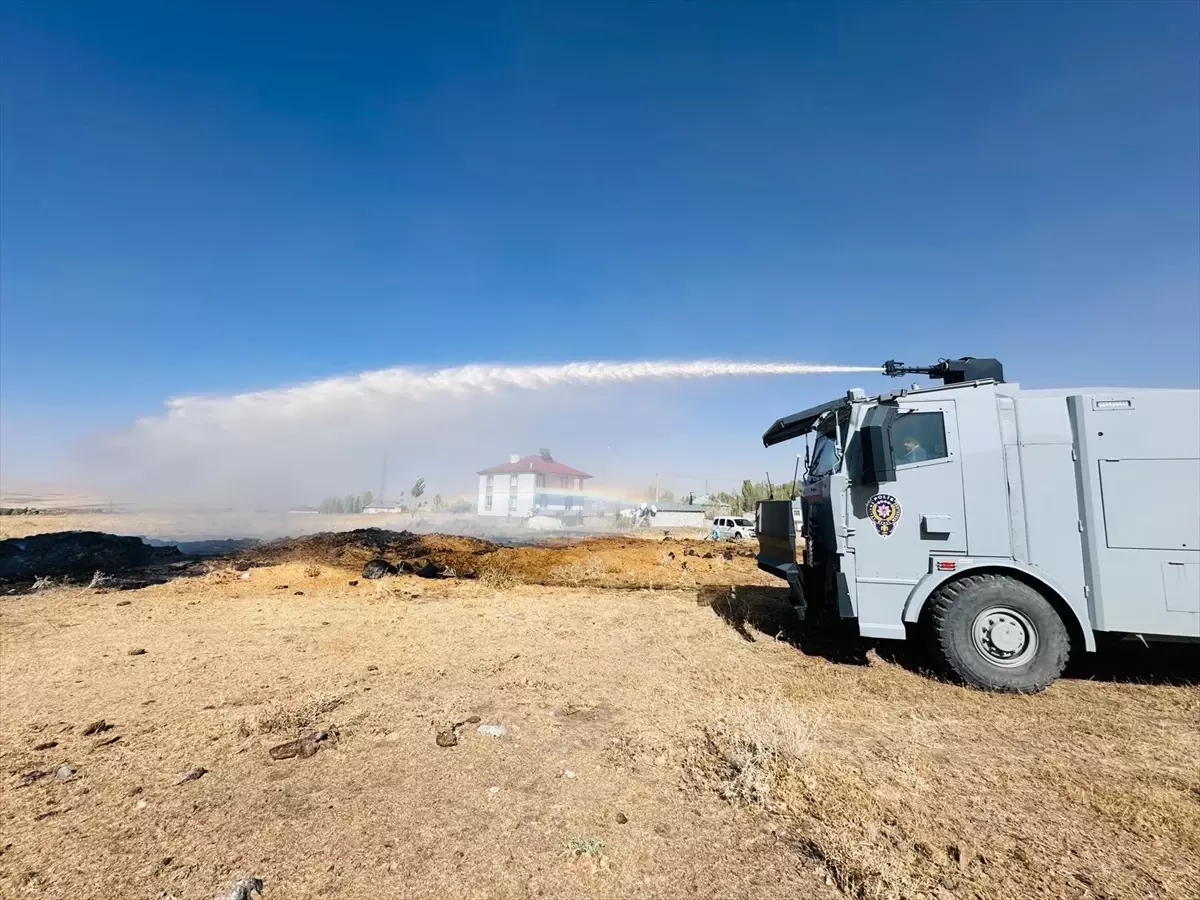 Malazgirt\'te Saman Yangını TOMA ile Söndürüldü