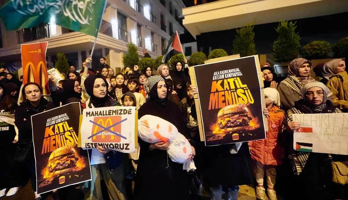 Üsküdar\'da McDonald\'s protestosu: Mahallemizde Yahudi sermayesi istemiyoruz