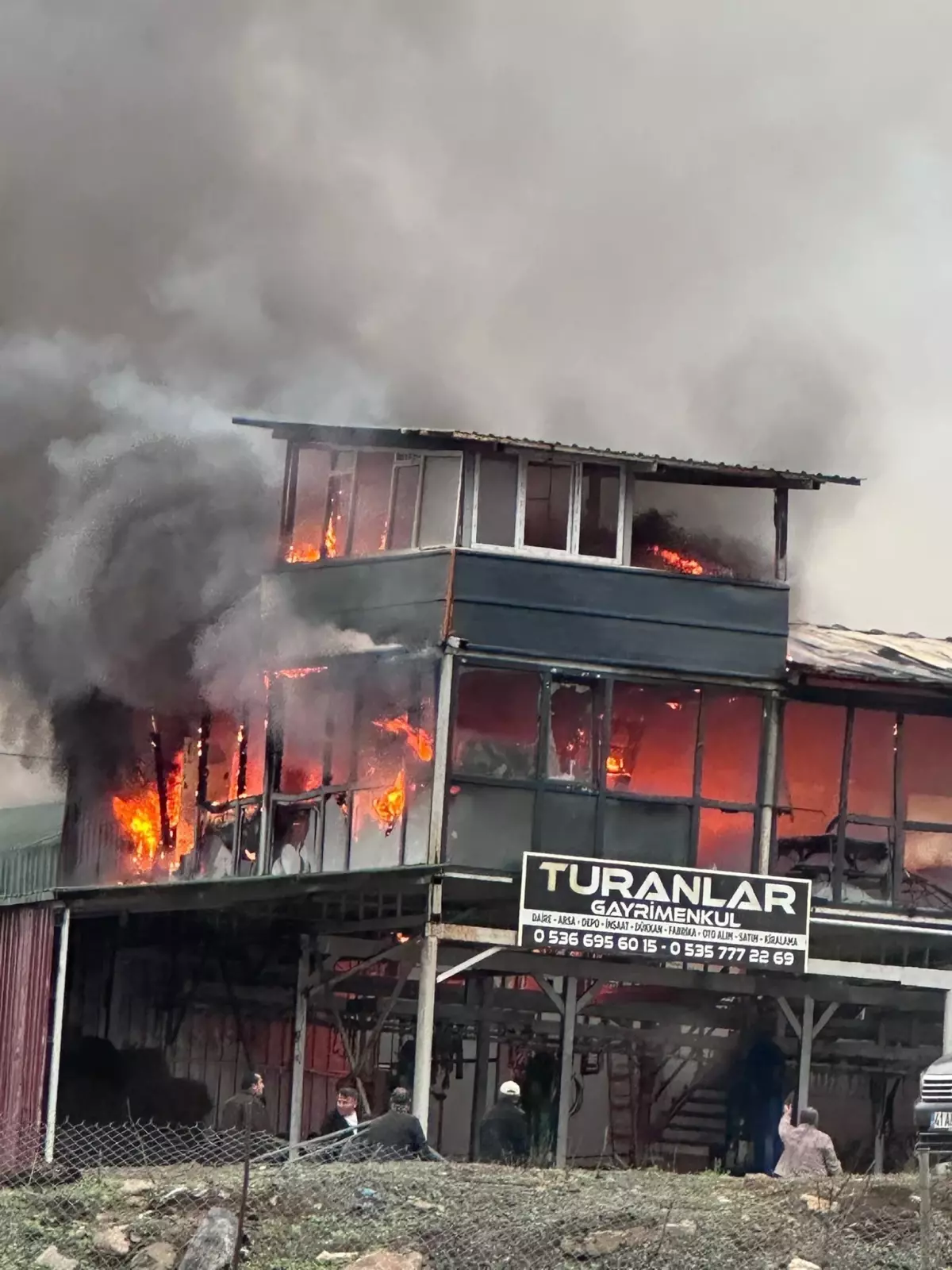 Dilovası\'nda Kontenyer Yangını