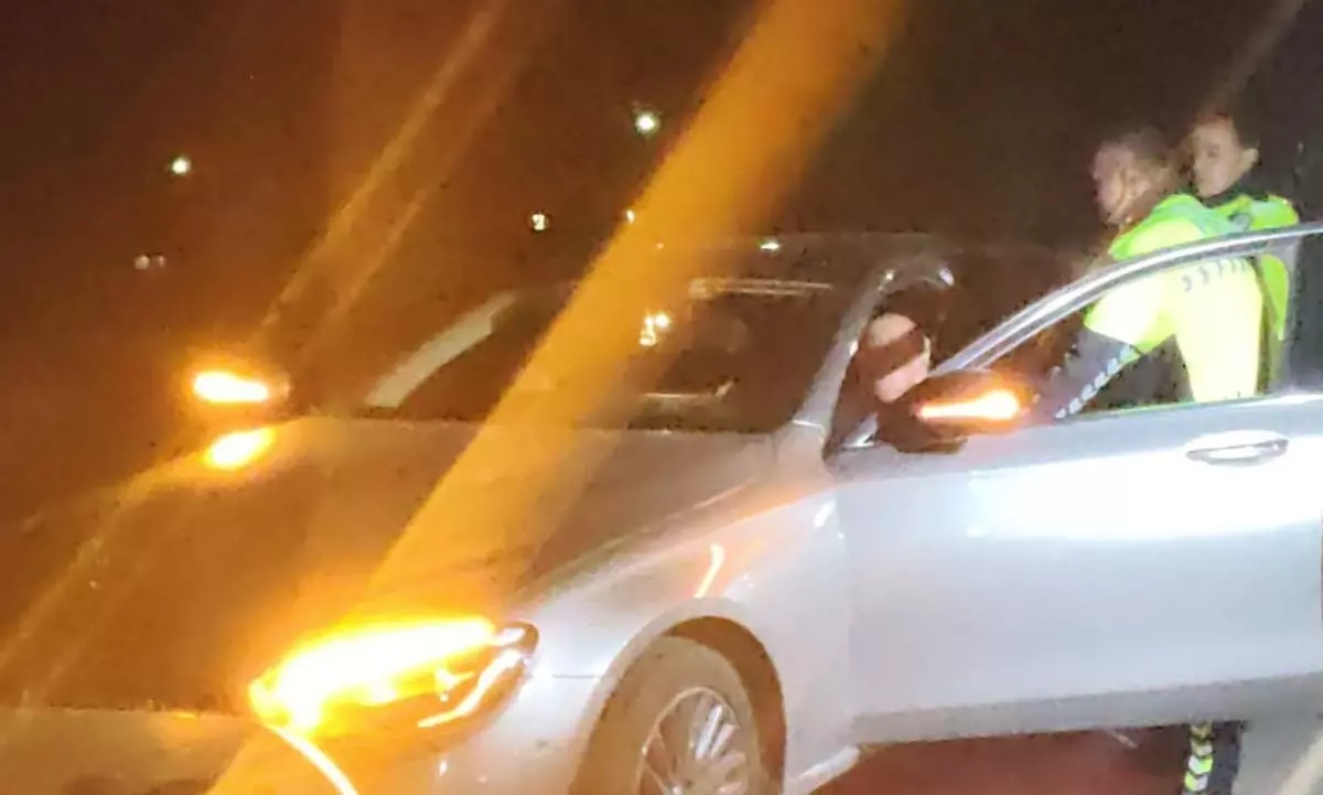 Alkollü Sürücü ve Yanındaki Kadın, Polisle Tartıştı: İkisi Tutuklandı