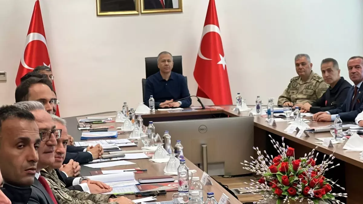 Yerlikaya\'dan Hakkari\'de Sınır Güvenliği Toplantısı