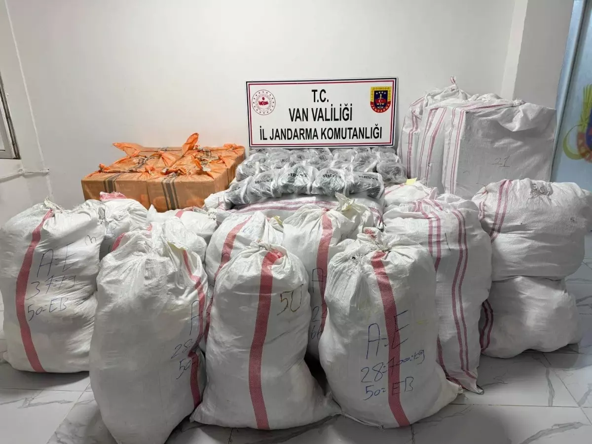 Başkale\'de 1.6 Milyon Liralık Kaçak Eşya Ele Geçirildi