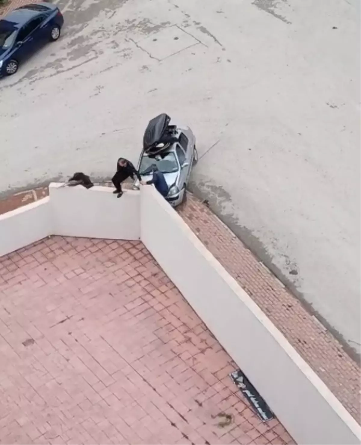 Otomobili, husumetli olduğu ailenin üzerine sürdü